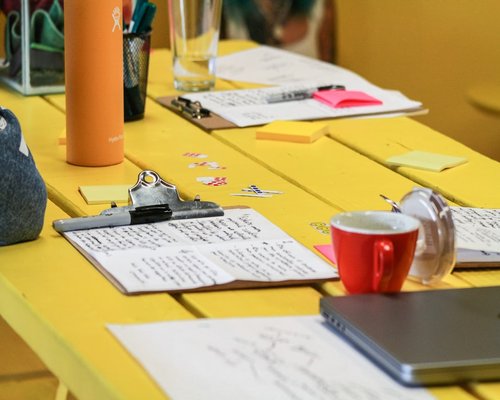 Mesa con elementos de trabajo y una libreta de apuntes