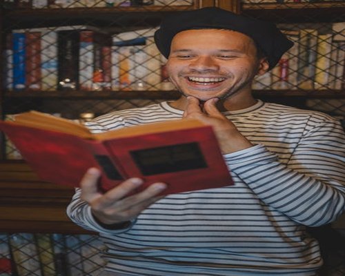 Persona relajada leyendo un libro en su hogar